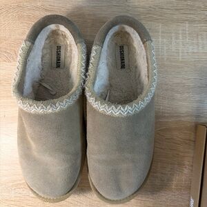 Cushionaire women’s Keto “Biscuit” Cozy Suede Slippers size 9